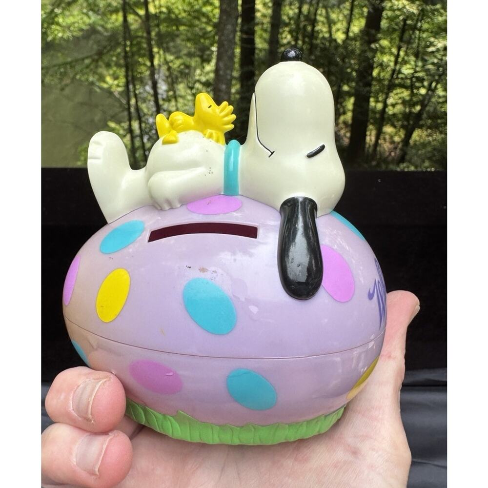 Snoopy and Woodstock Whitman's Candies Plastic Coin Bank Easter Pink Egg